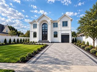 27 Poppy Ln, Levittown, NY 11756