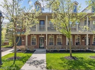 521 Red Oak Ct, Walled Lake, MI 48390