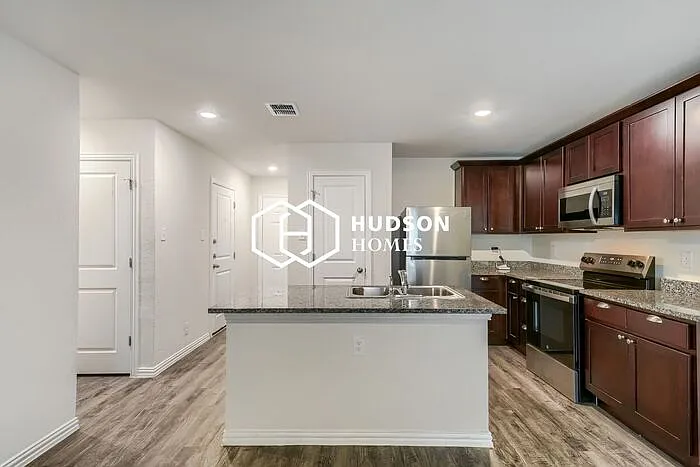 310 Brenner St — Photo 5