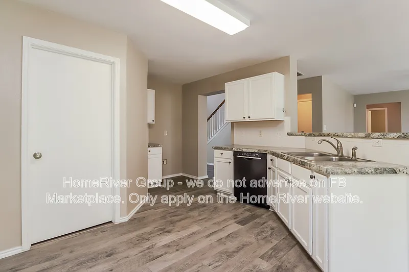 4 bed, 2.0 bath, 2690 sqft, $2,150 — Photo 4