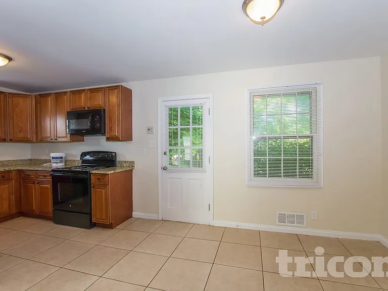 4200 Gladstone Ln — Photo 4