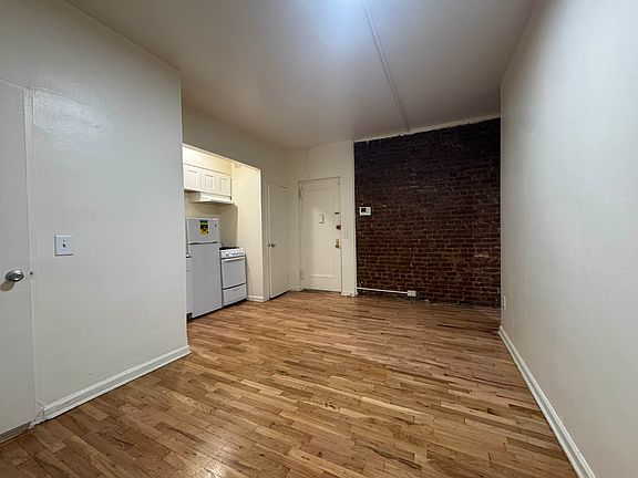 5th image of 226 E 29th St APT 2D