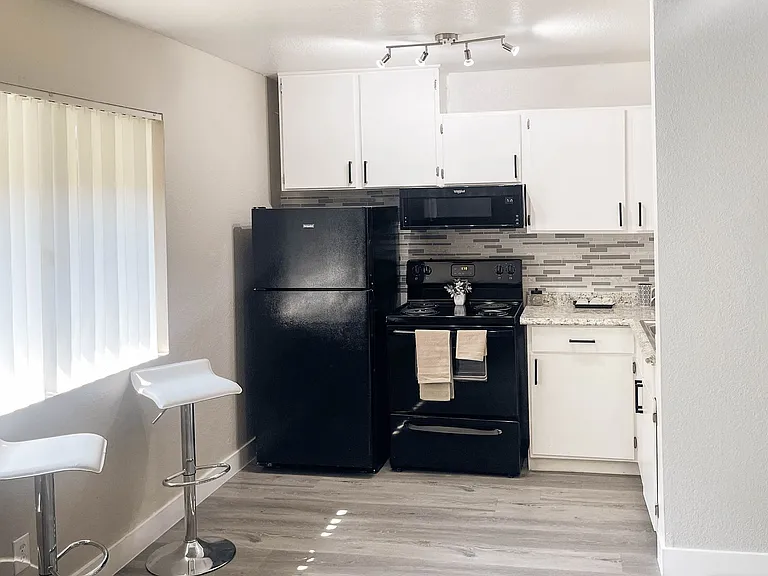 Park Avenue Apartments — Photo 15