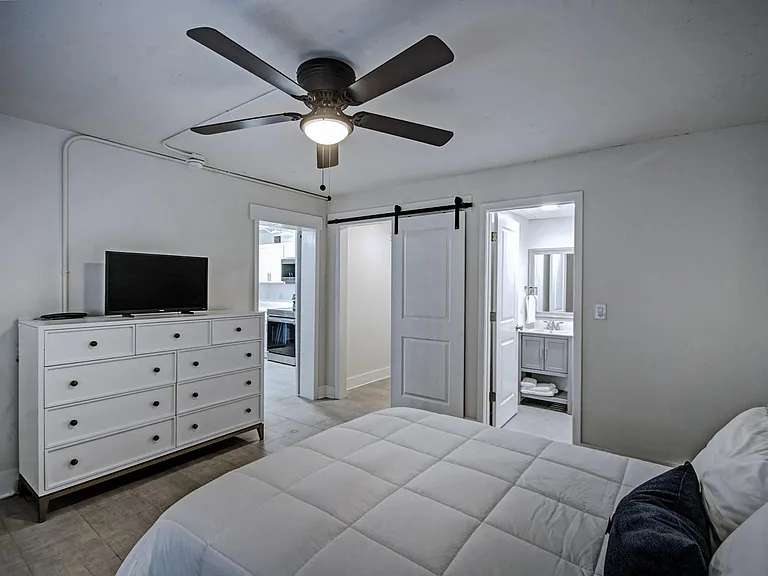 Admiral Apartments — Photo 31