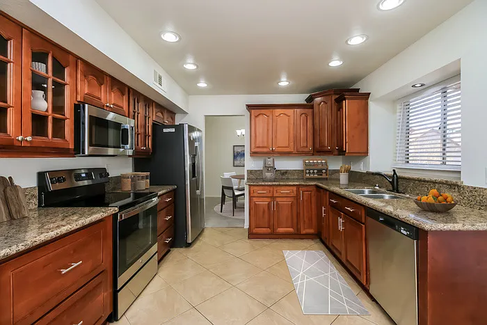3 bed, 2.5 bath, 1606 sqft, $2,275 — Photo 3