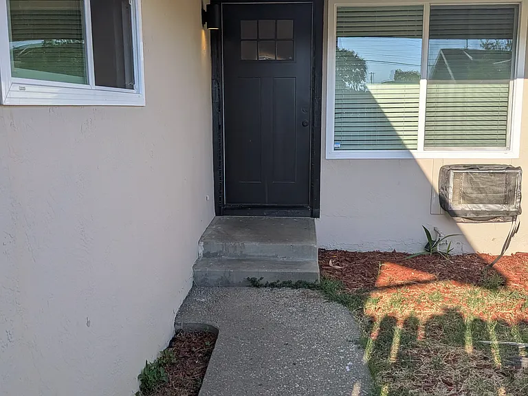 820 S Lloyd St — Photo 1