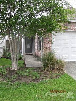 Nice landscaped entrance