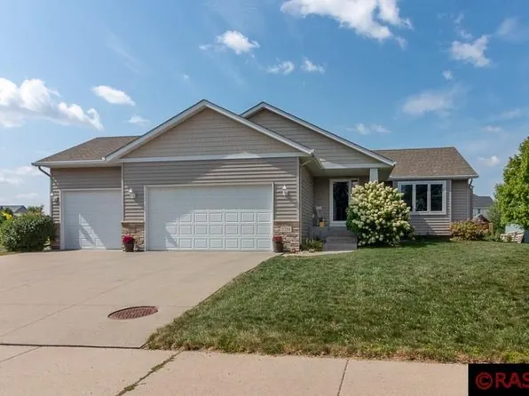 2251 Willow Ln, North Mankato, MN 56003
