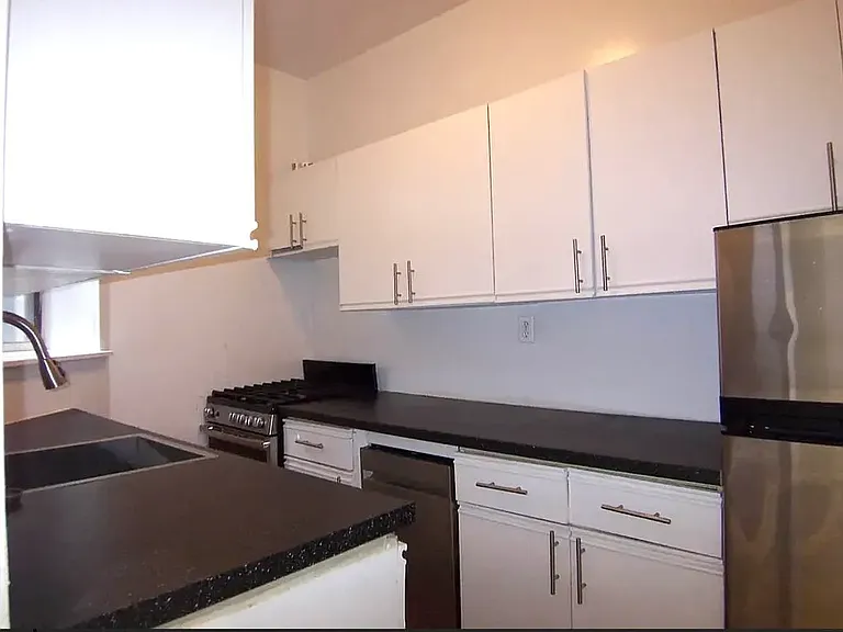 415 W 52nd St #1A — Photo 1