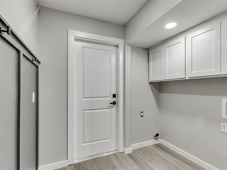 6917 Woodridge Ave — Photo 35