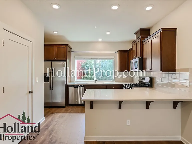 472 NE Patricia Ann Pl — Photo 4