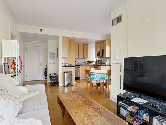 3rd image of 20 Chapel St APT B1005