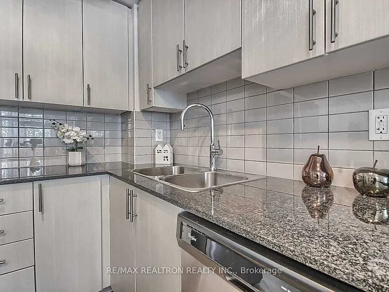 7890 Bathurst St #912 — Photo 6