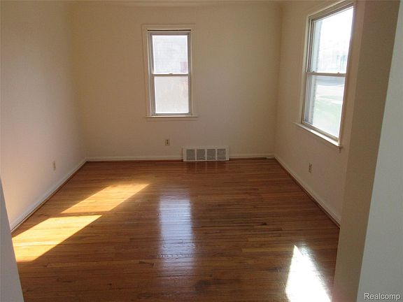 3rd image of 13477 Vernon Ave