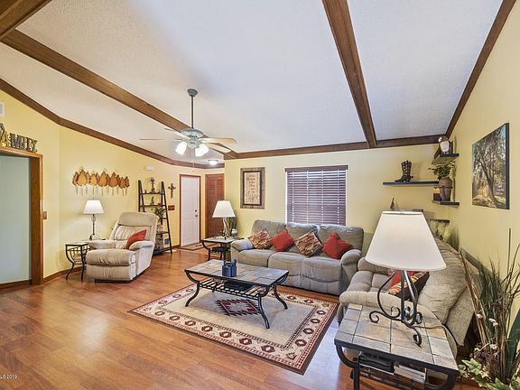 FAMILY ROOM VAULTED CEILINGS