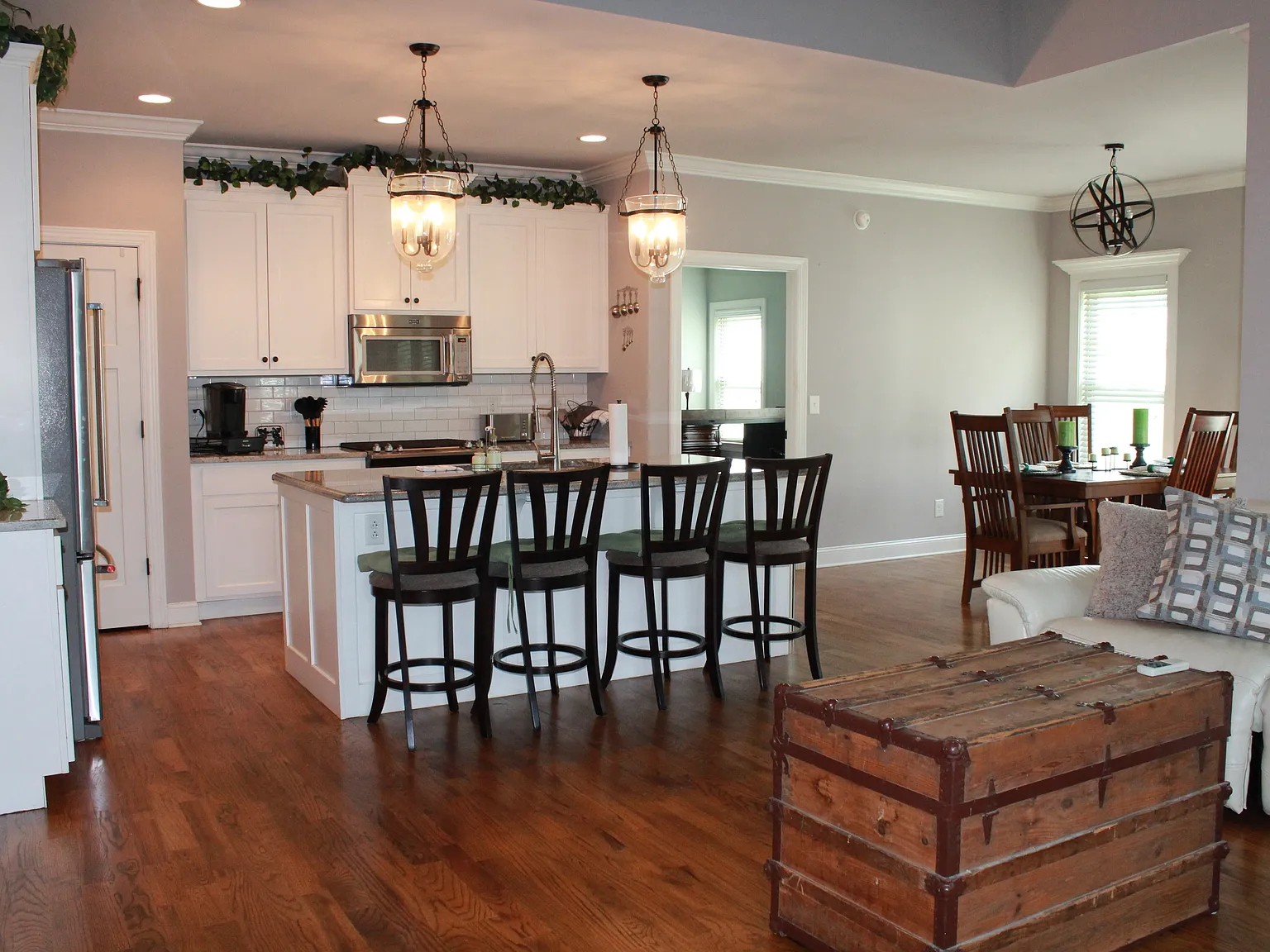 4 bed, 2.5 bath, 2435 sqft, $3,900 — Photo 4