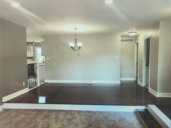 4th image of 814 W 70th Pl