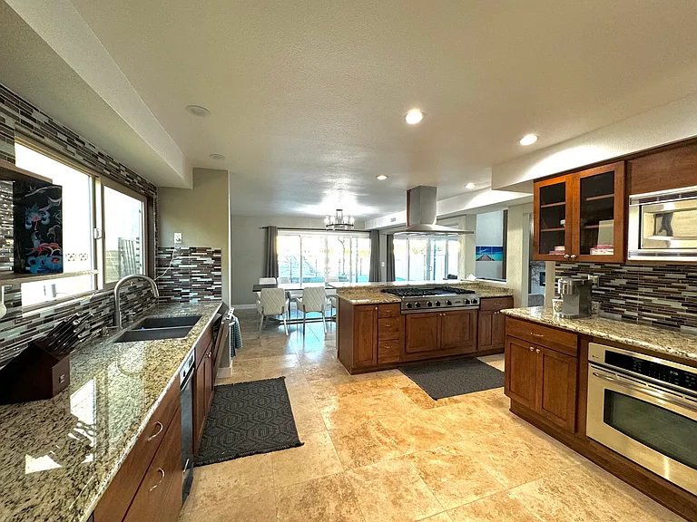 2431 S Victoria Ave — Photo 5