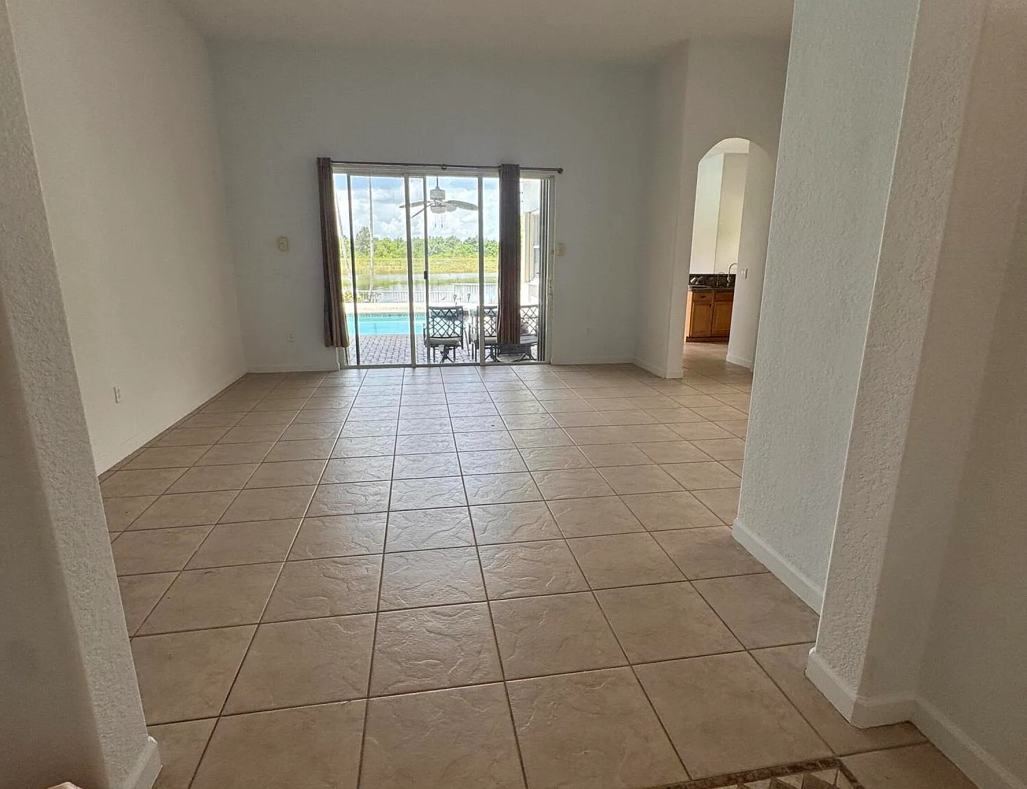 4 bed, 2.5 bath, 2506 sqft, $4,800 — Photo 2