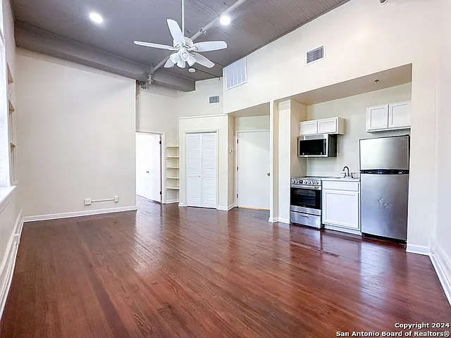 245 Losoya St #B — Photo 4