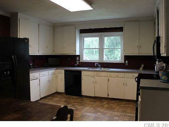 Large kitchen!! : Alot of counter space!!