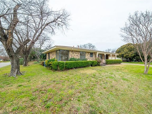 2nd image of 2701 Spruce Park Dr