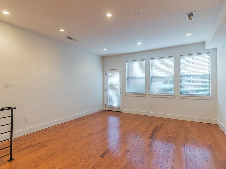 1535 Ogden St — Photo 8