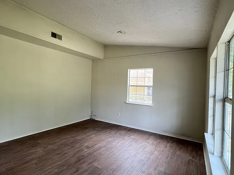 906 Kings Rd — Photo 3