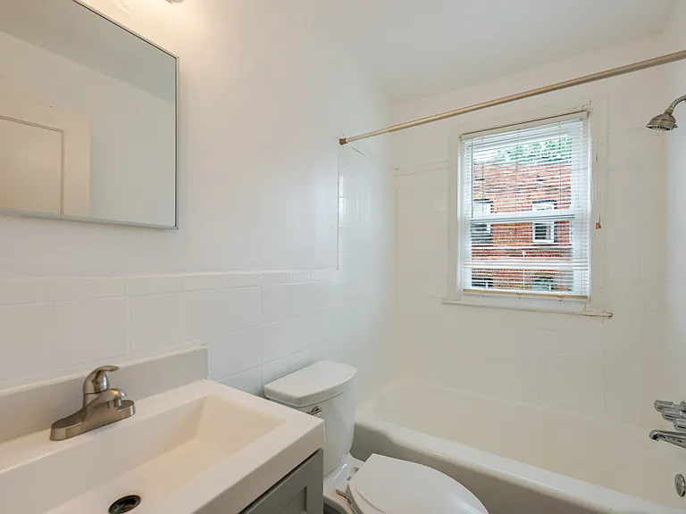 2425 E St NE #2 — Photo 4