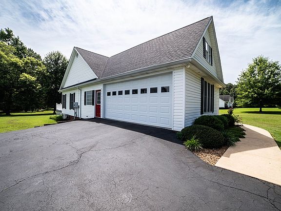 3rd image of 390 Carmen Dr