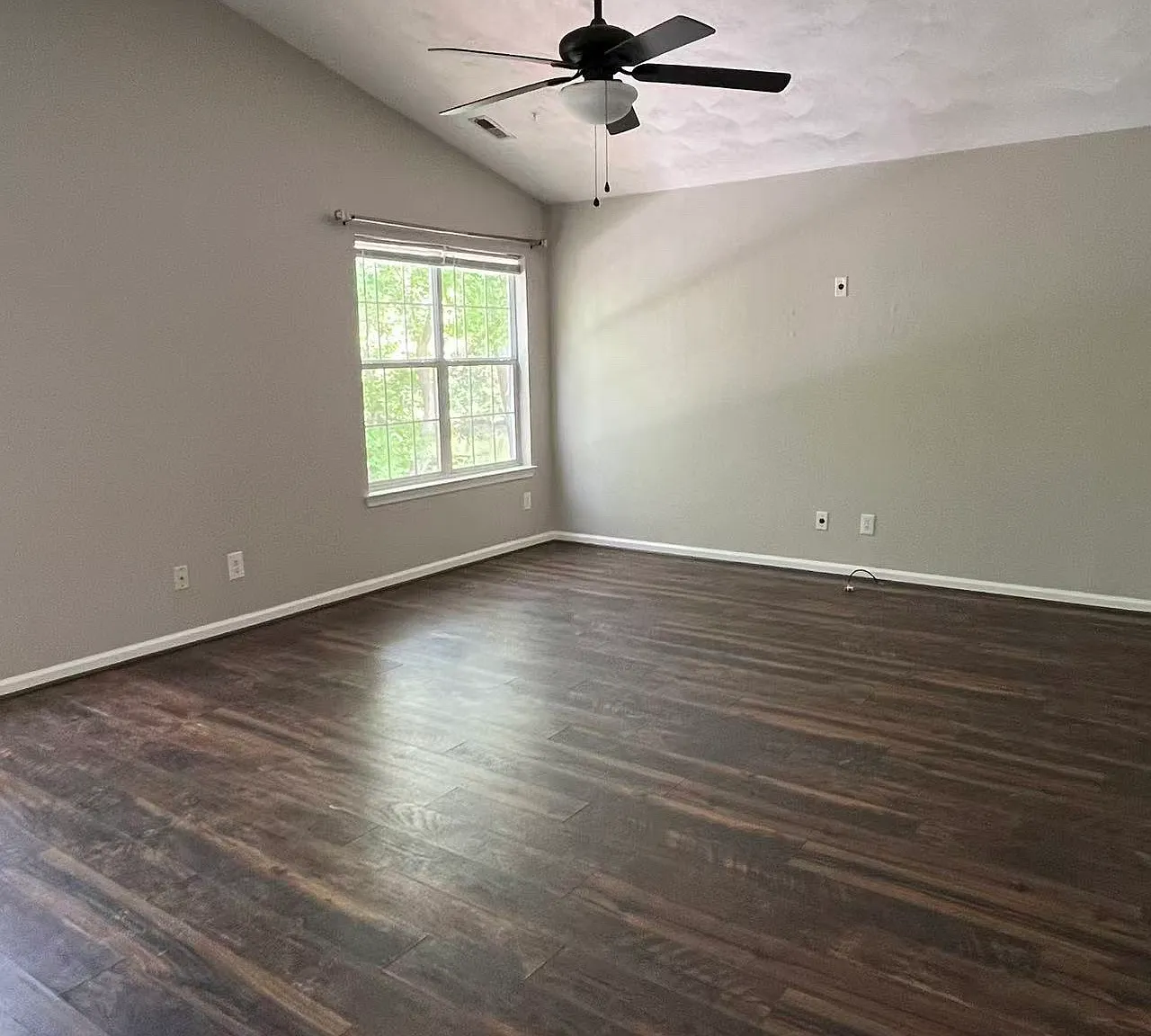 3 bed, 1333 sqft, $2,100 — Photo 2