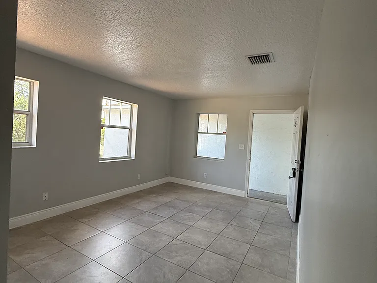 1025 SW 2nd Ct #3 — Photo 2