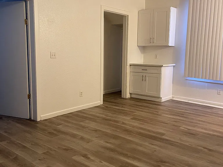 138 W Tulare Ave — Photo 4