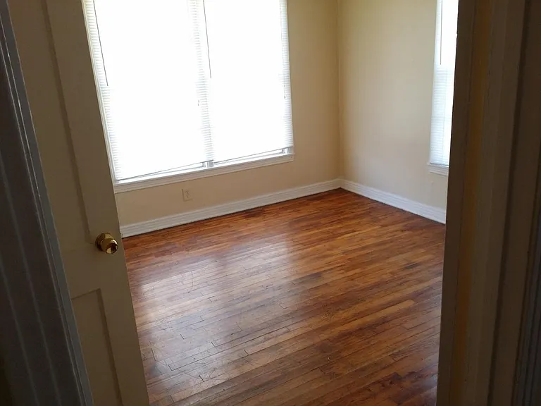 907 E Avenue G — Photo 10