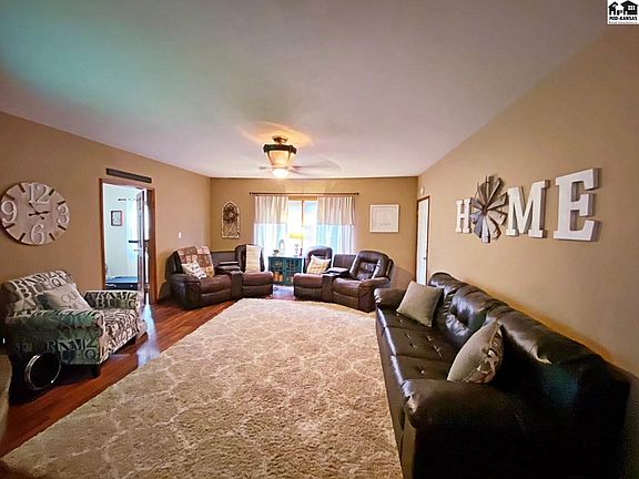 5th image of 13 Cherokee Ln