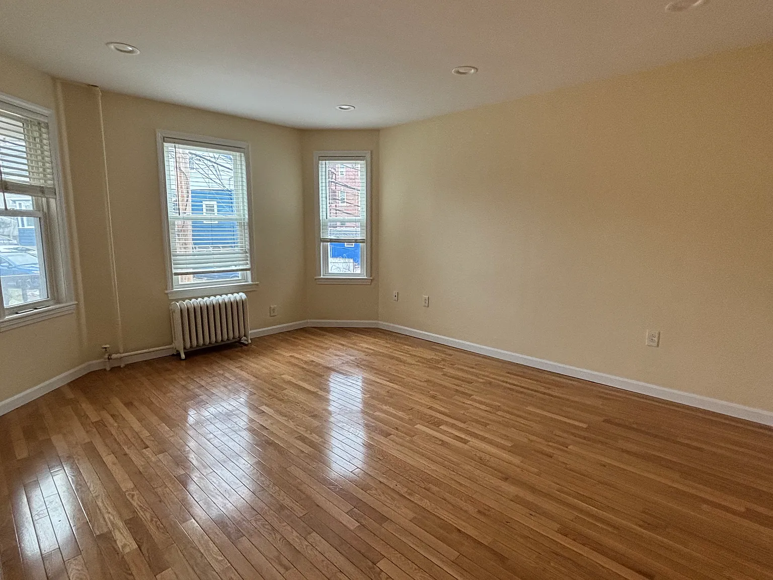 3 bed, 1000 sqft, $2,700 — Photo 1