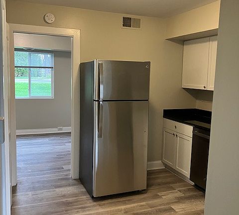 3rd image of 1105 Evans Ave #1C