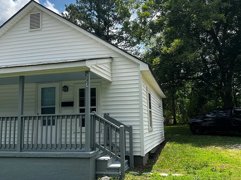 206 E College St — Photo 18