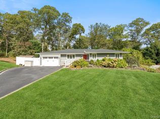 63 Ridge Dr, Plainview, NY 11803