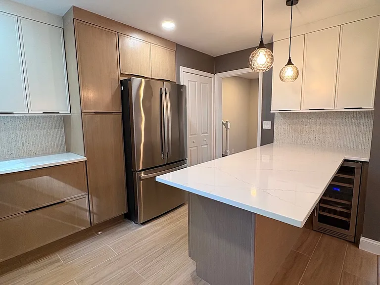Eat-in Kitchen with four seat peninsula