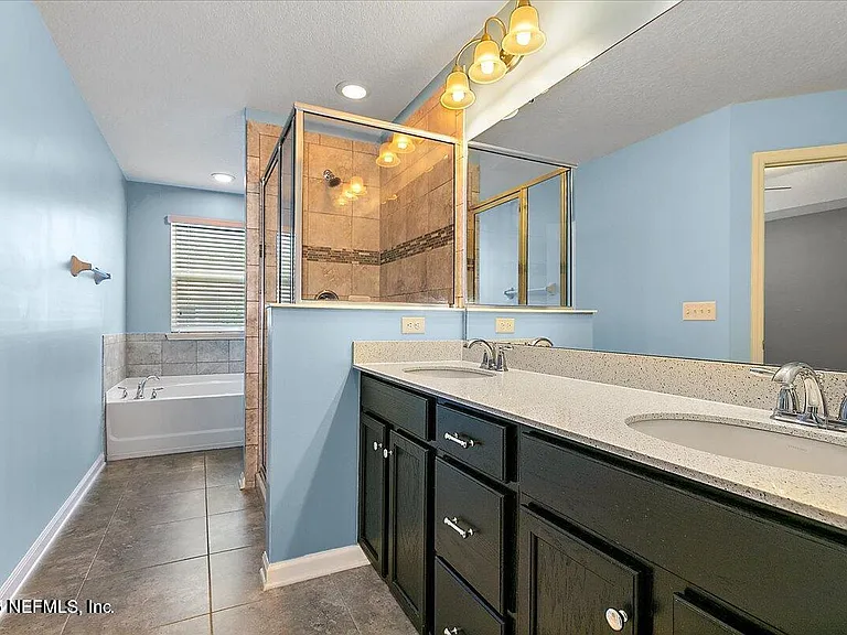 526 Richmond Dr — Photo 8