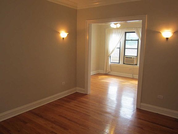 5th image of 2215 W Ainslie St #1