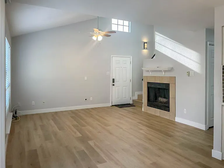 332 W Harwood Rd #B — Photo 4