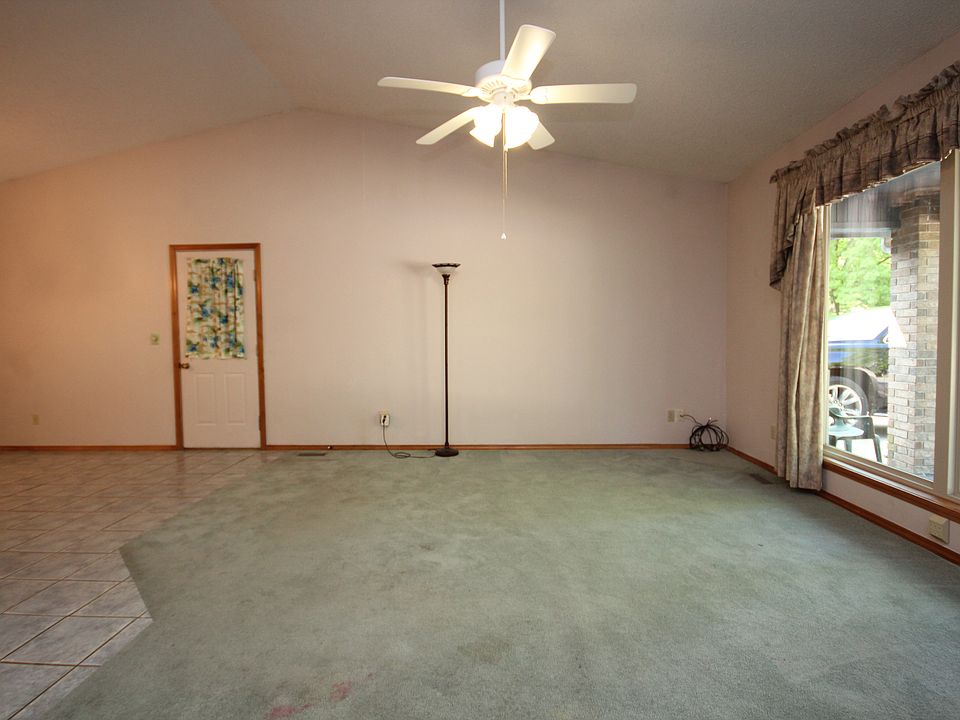 1st image of 10 Harlow Dr