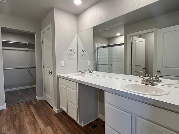 Primary bedrooms bathroom