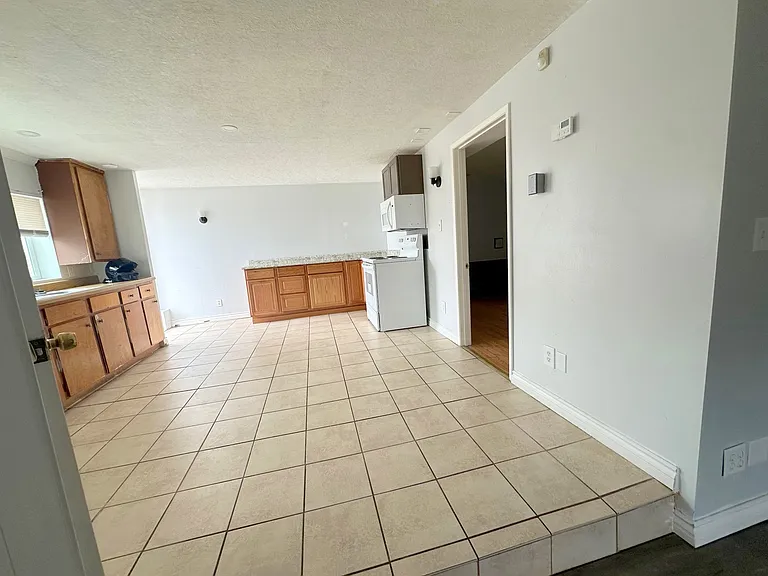 733 Canada Trl — Photo 9