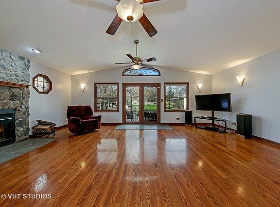 3rd image of 335 N Wilmette Ave