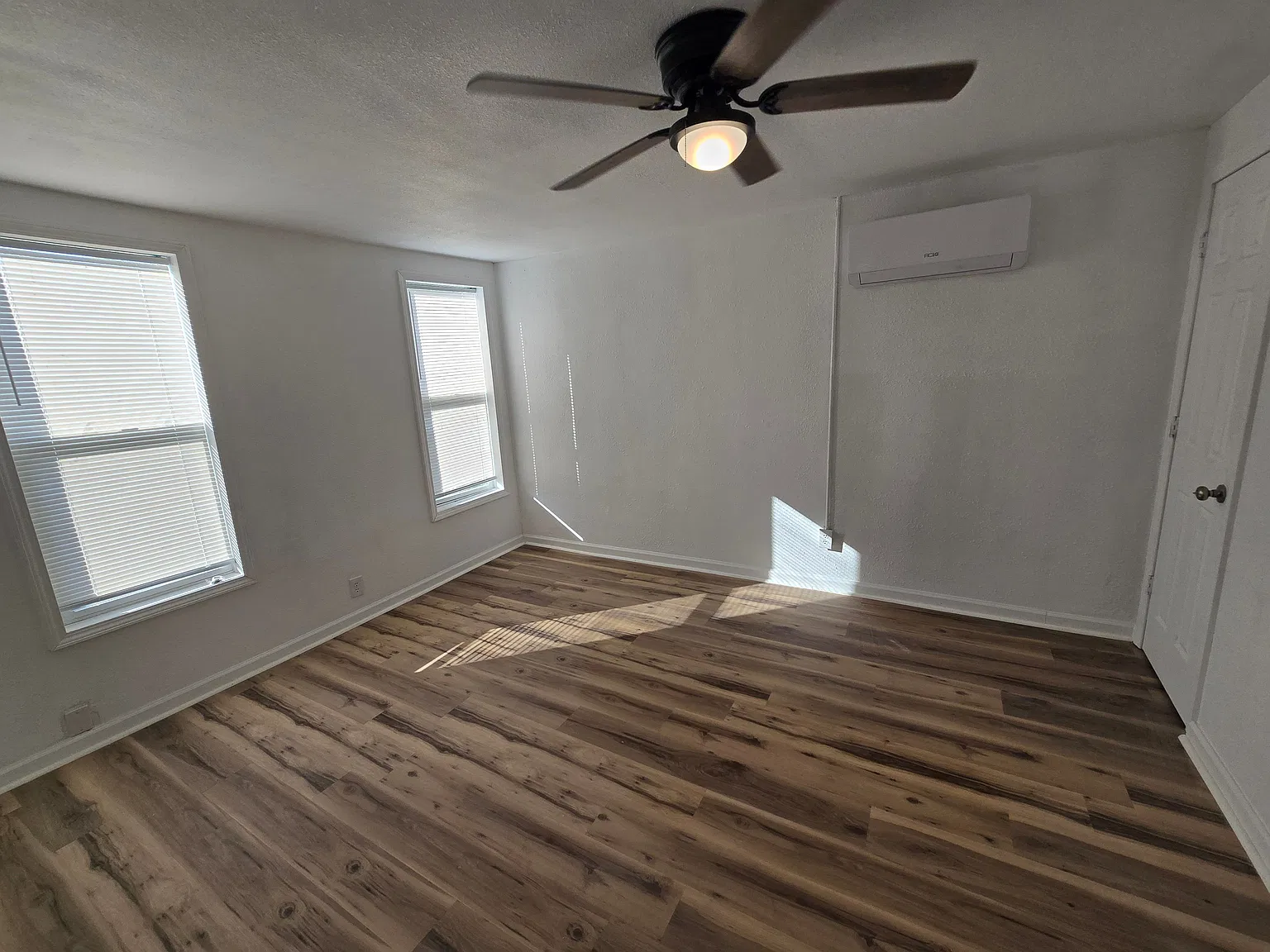 3 bed, 2.0 bath, 1100 sqft, $1,600 — Photo 2