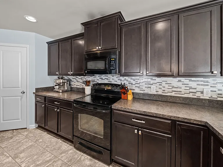415 Valdez Ct — Photo 11