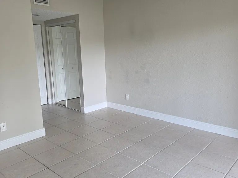 1503 SE Royal Green Cir — Photo 9